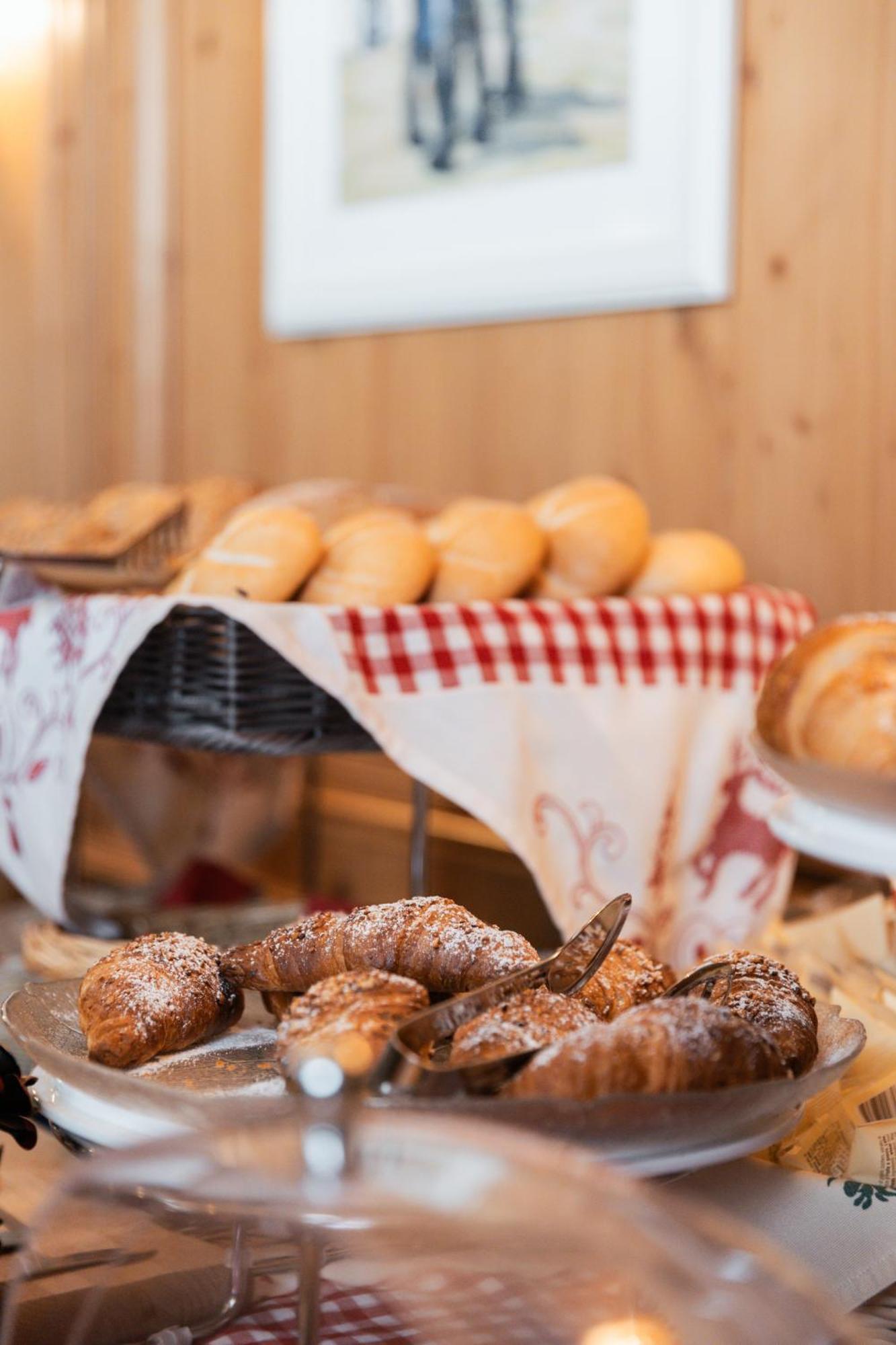 Hotel Lüch Da Pćëi San Cassiano  Zewnętrze zdjęcie