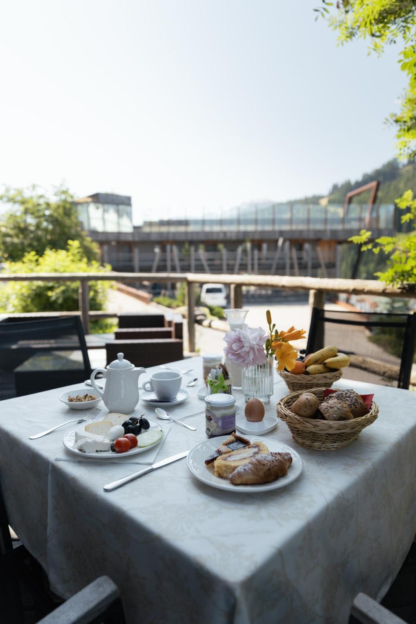 Hotel Lüch Da Pćëi San Cassiano  Zewnętrze zdjęcie